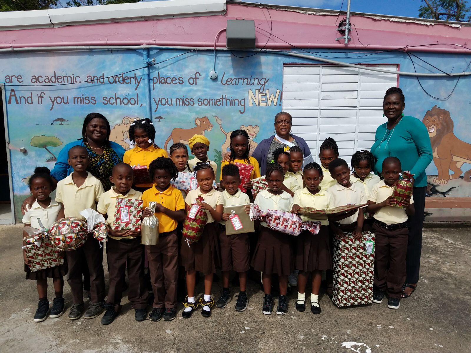 Gomez Students Receive Gifts from Virgin Islands United.JPG